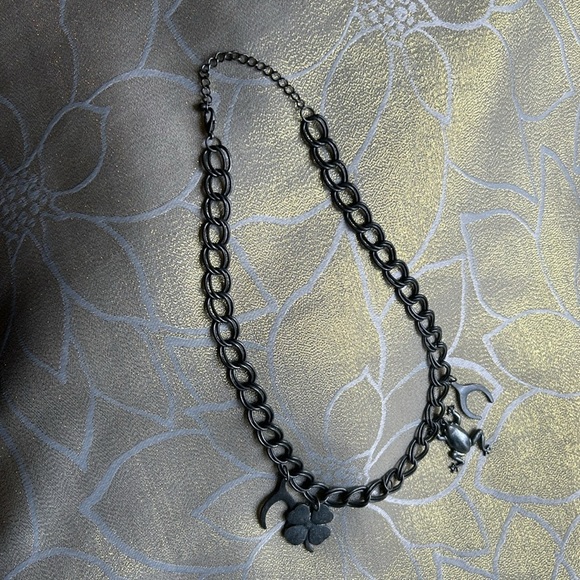 VINTAGE Silver Tone Charm Necklace Wishbones Four Leaf Clover Frog - Picture 5 of 9